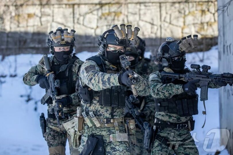 雪原で特殊打撃作戦の訓練に臨む韓国陸軍特殊戦司令部の隊員(c)news1
