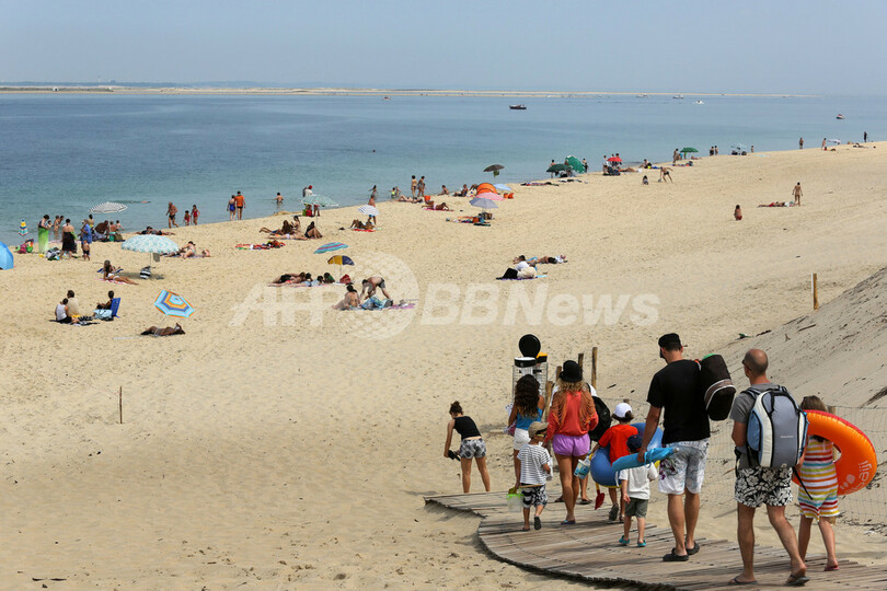 欧州一高いピラ砂丘を歩く人たち、仏西部アルカション