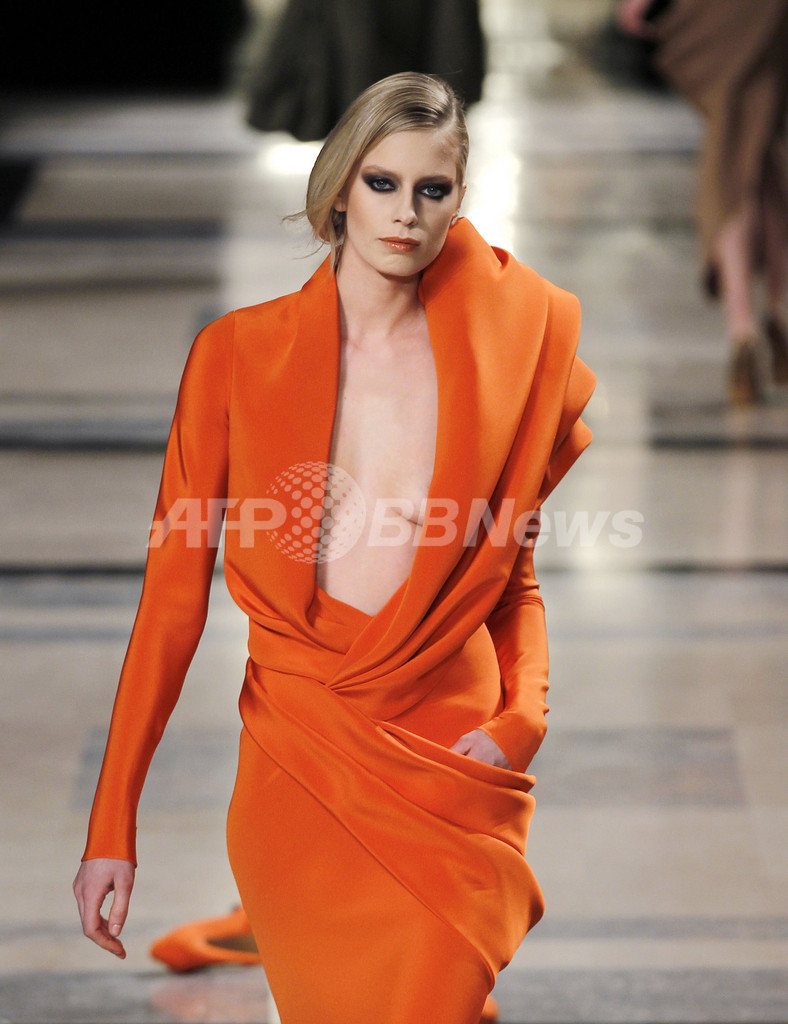 ＜11年春夏パリ・オートクチュールコレクション＞ステファン・ローラン