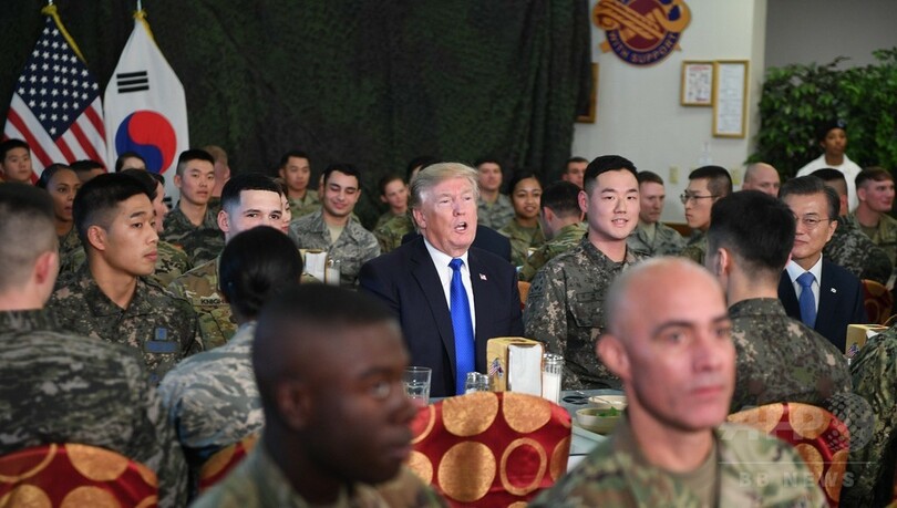 トランプ大統領、在韓米軍基地で兵士らと交流 文大統領も同席