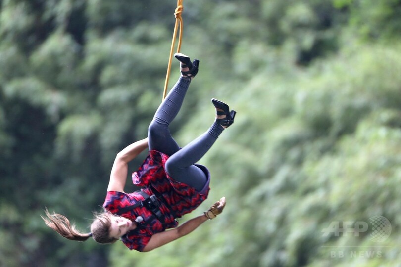 極限の綱渡りはハイヒールで 高さ1300メートル、湖南
