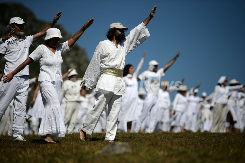 聖なる山の頂上で舞う信者たち ブルガリア・リラ山