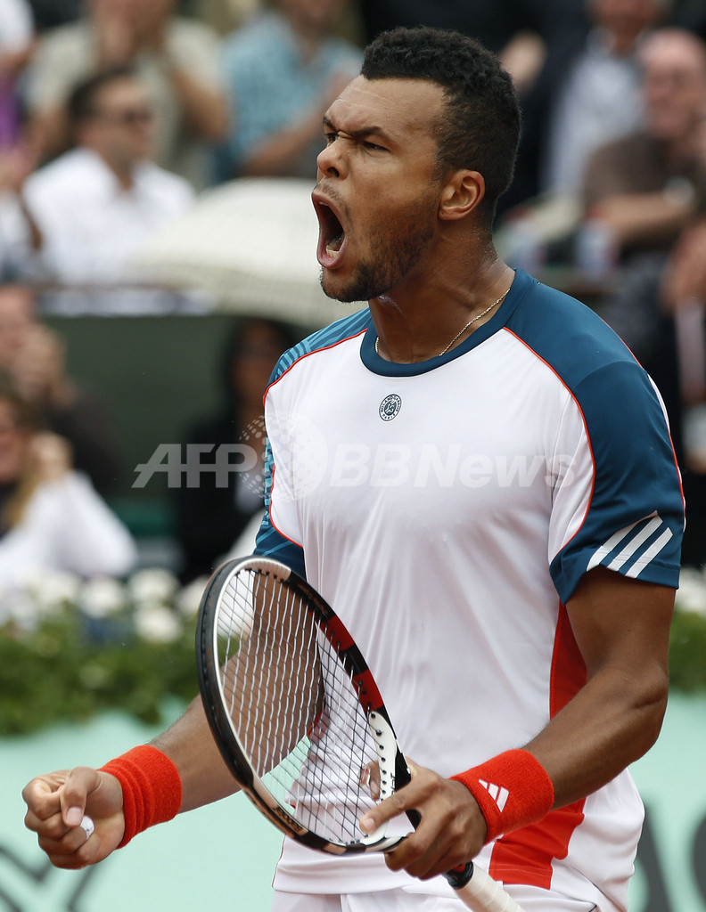 ジョコビッチとフェデラーが辛勝でベスト4進出、全仏オープン