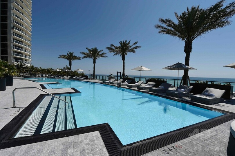 超高級マンションがマイアミに、ガラス張りの車用エレベーターも