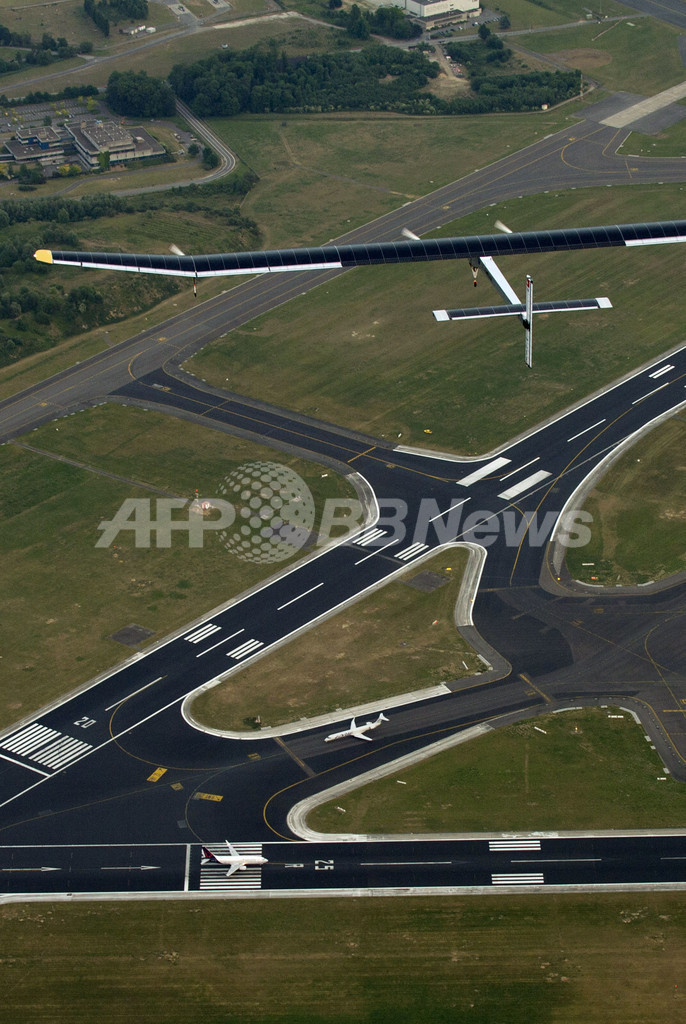スイスのソーラー飛行機、初の国際飛行に成功