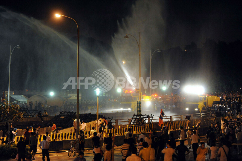 中国高官の訪台に抗議、デモ隊と警察が激しく衝突 台北