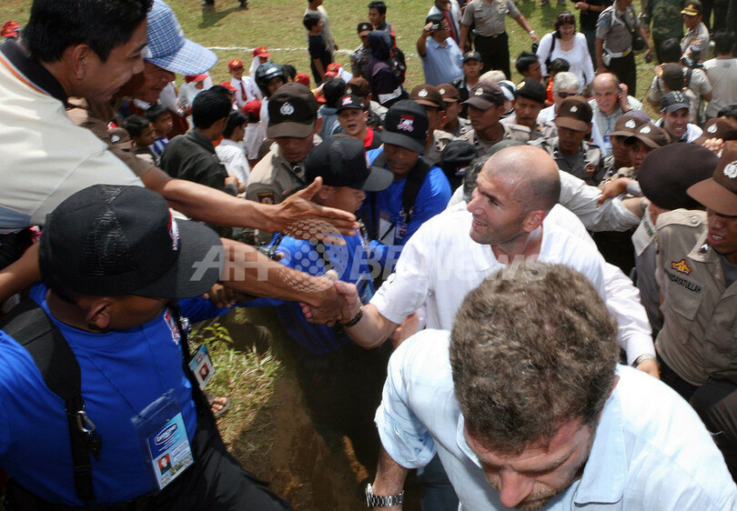 ジダン氏 訪問先のインドネシアでサッカークリニックを開催