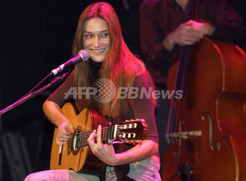 エリゼ宮のスーパーモデル、カーラ・ブルーニ