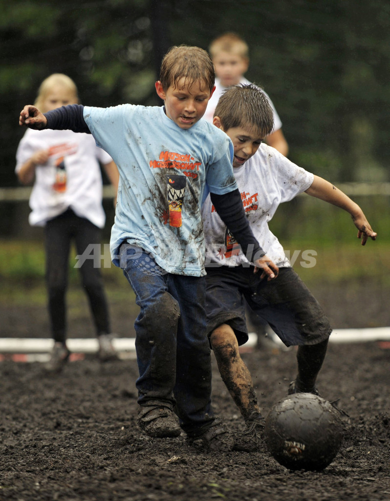 サッカーも綱引きも・・・小学生泥んこ大会、ドイツ