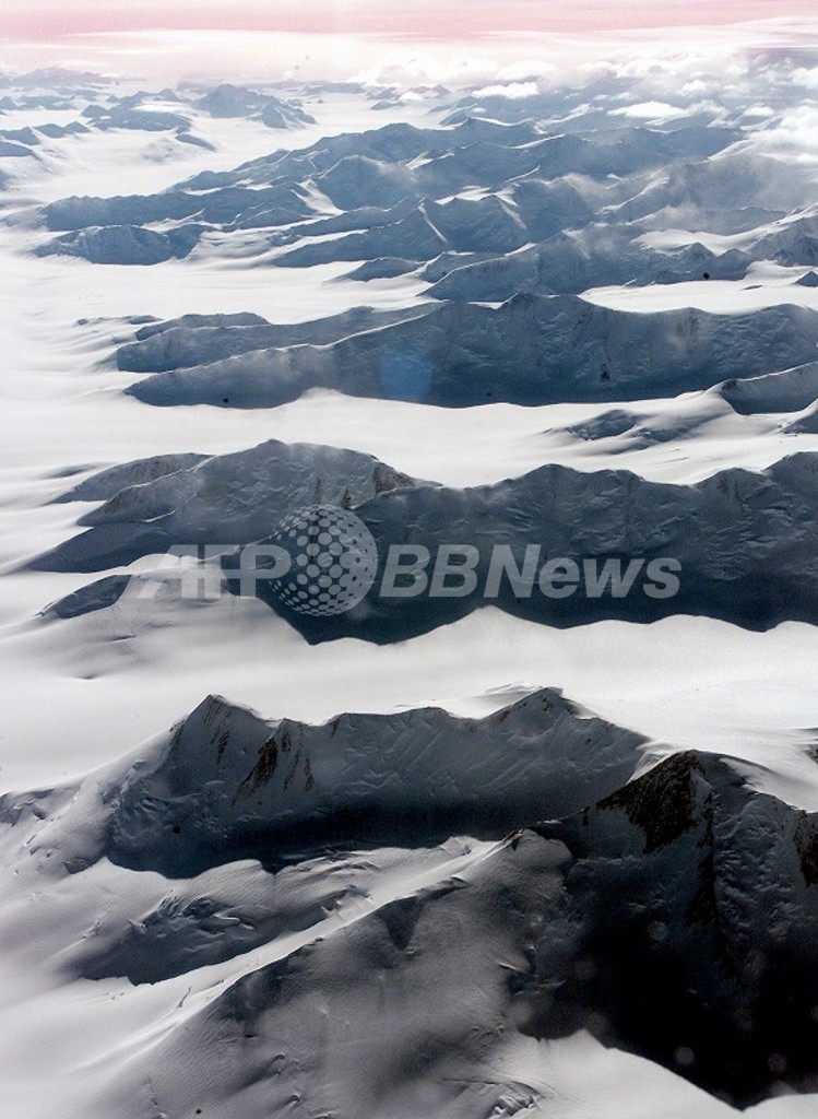 南極の氷床下にアルプス山脈に似た地形、中英研究チームが発見