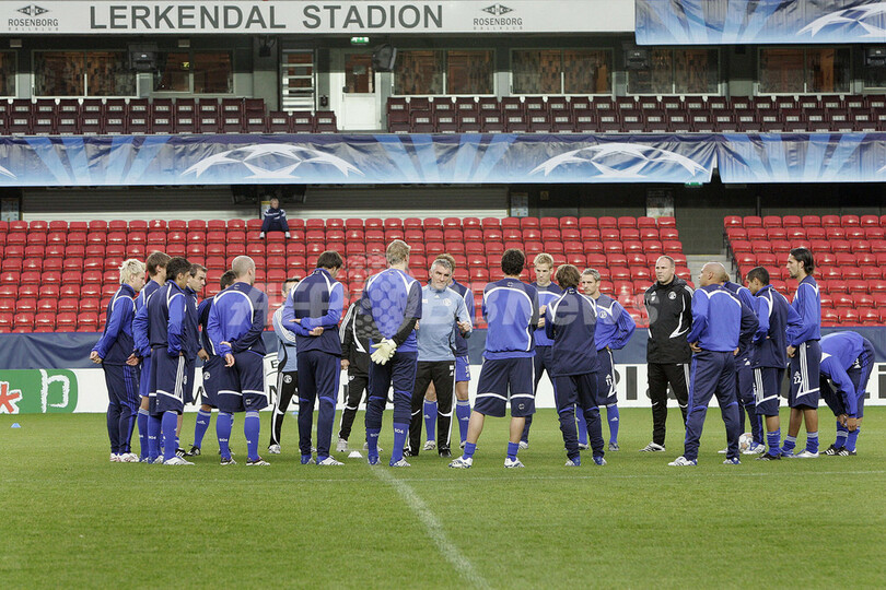 シャルケ04 ローゼンボリ戦に向け試合会場で最終調整