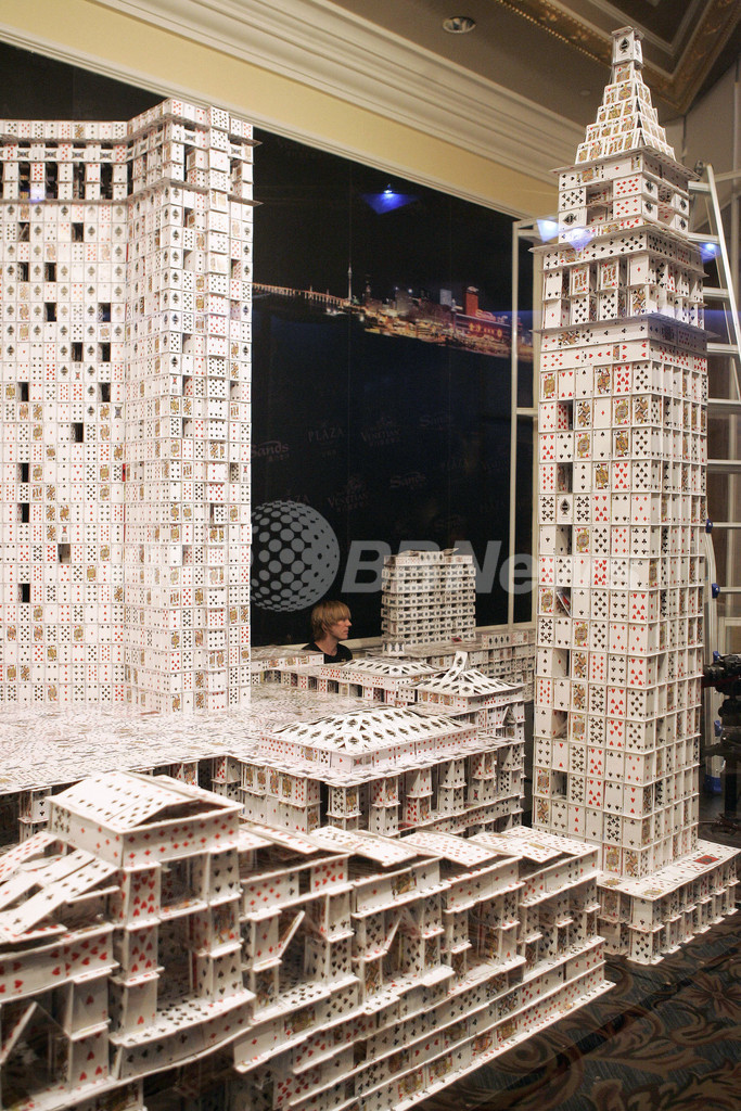 「トランプで作る建造物」ギネス記録を更新、約22万枚を使用！