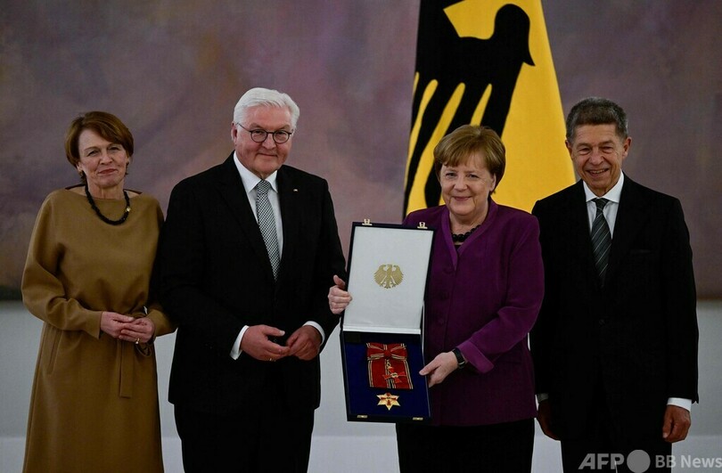 メルケル氏に独最高勲章 対ロシア政策で批判も
