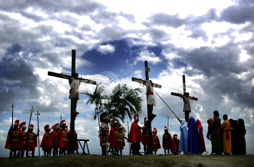 「聖金曜日」恒例の十字架はりつけ、フィリピン