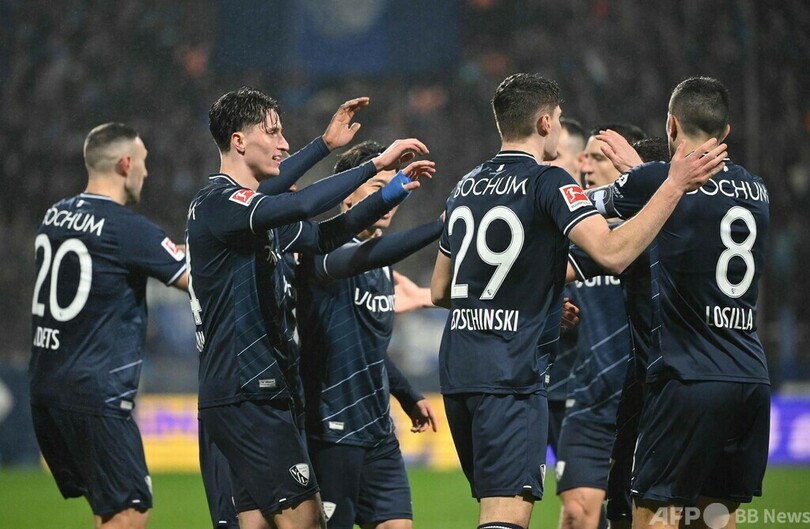 バイエルン9年ぶり3連敗で首位と8差 金星ボーフムは浅野が同点弾