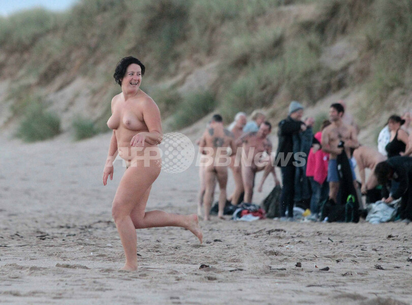 200人が裸で海水浴、英イングランド北部
