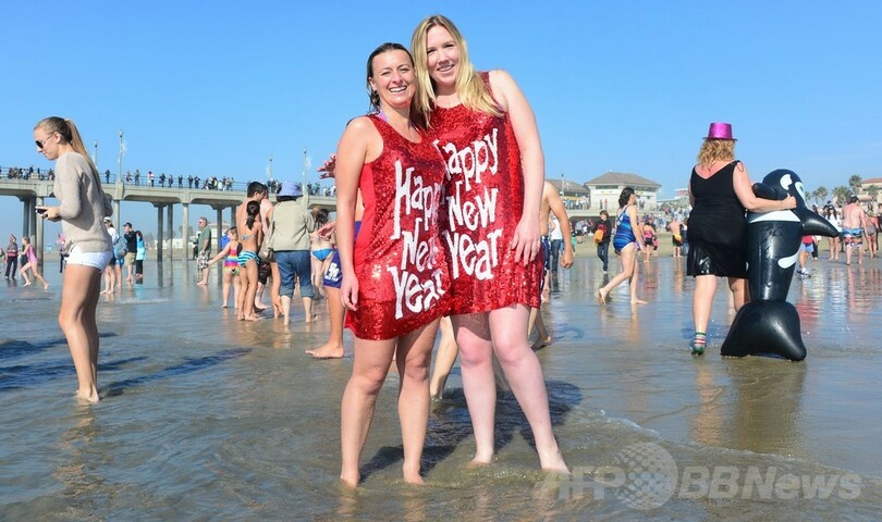 新年祝い極寒の海にダイブ！世界各地で寒中水泳大会