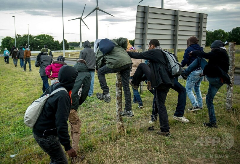 英仏海峡トンネルに難民殺到続く、200人を阻止 フランス