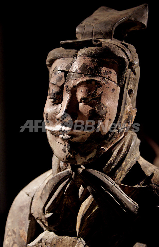 環境活動家が大英博物館展示の兵士像にマスク、中国大気汚染に抗議