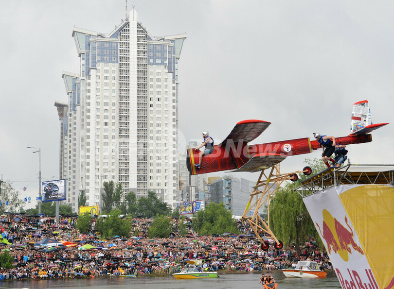 アイデア勝負！？自作人力飛行機の大会、ウクライナ