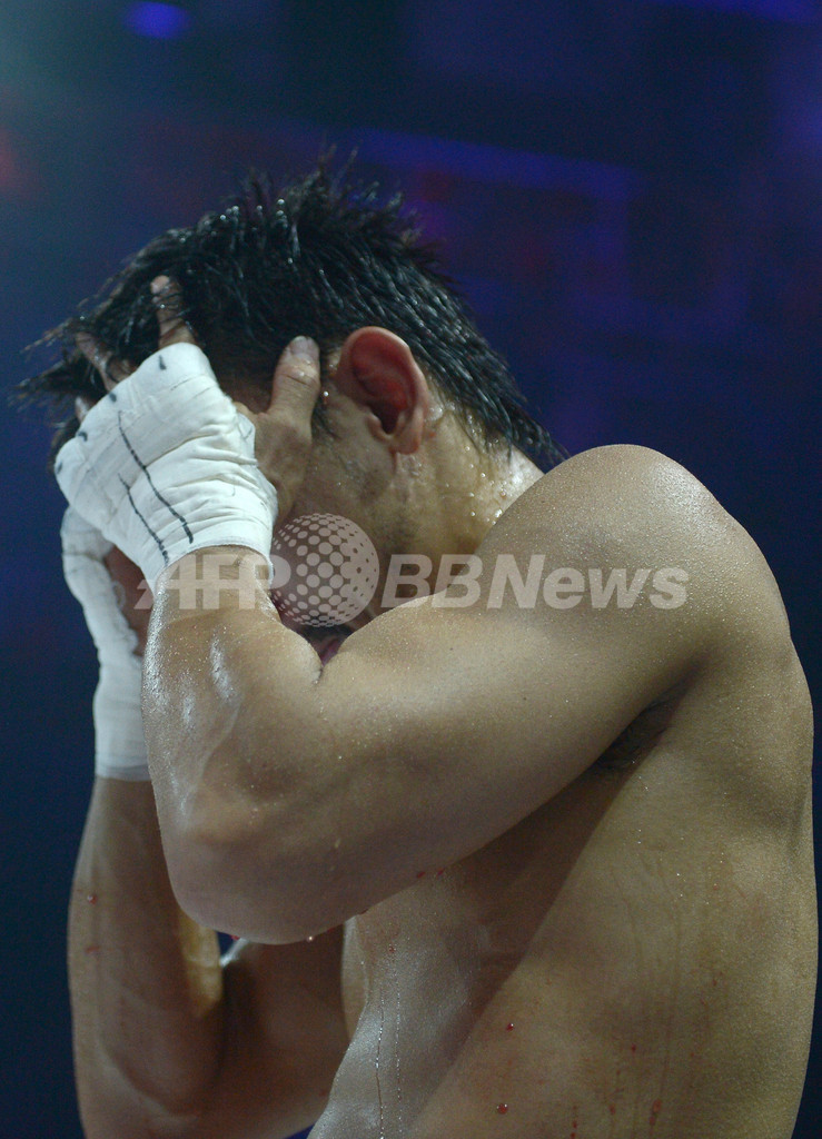 ジョン、細野と負傷引き分けで防衛 WBAフェザー級