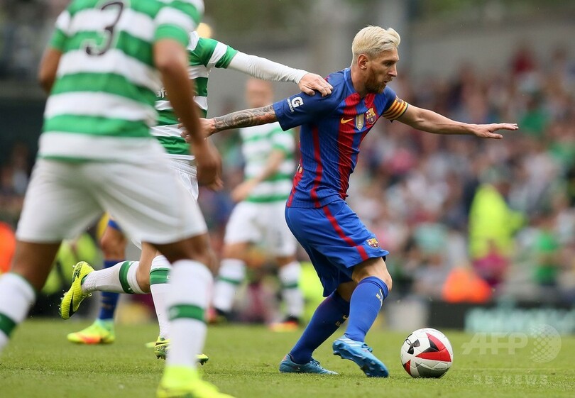 バルセロナがセルティックに勝利、金髪のメッシも出場