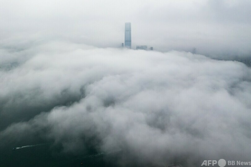 香港に「雲海」 建物上部だけのぞく幻想的な光景
