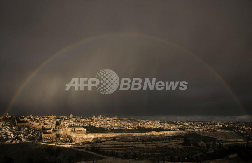 神様の約束？中東の空に絵葉書のような虹