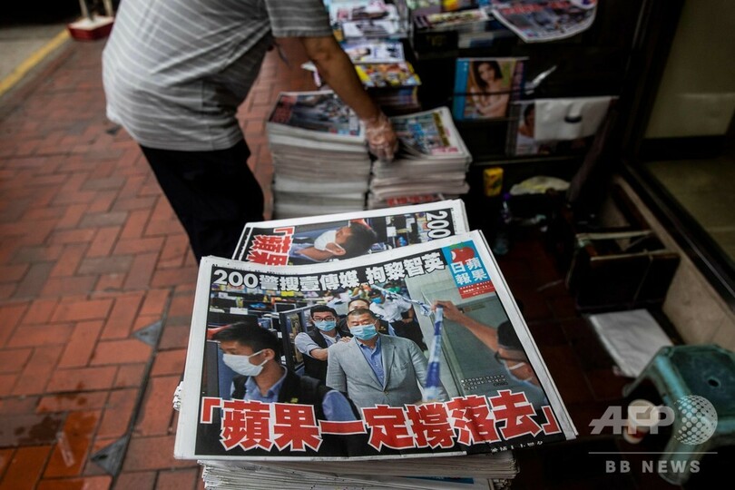 香港紙の創業者逮捕で購入殺到、55万部に増刷 株価は1000％近く急騰