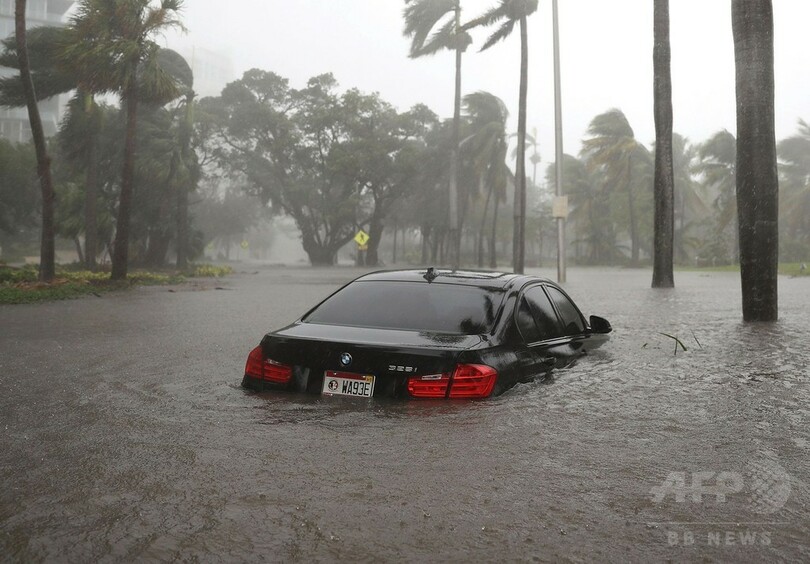米フロリダ上陸のハリケーン「イルマ」、弱まるも依然危険な状況
