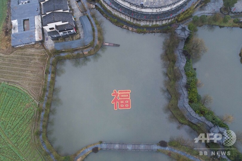 福が来た！6666匹の赤い鯉で作った巨大な「福」江西・婺源
