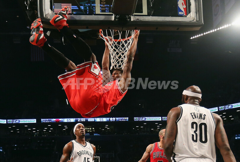 ブルズ、ネッツ下し対戦成績をタイに NBAプレーオフ