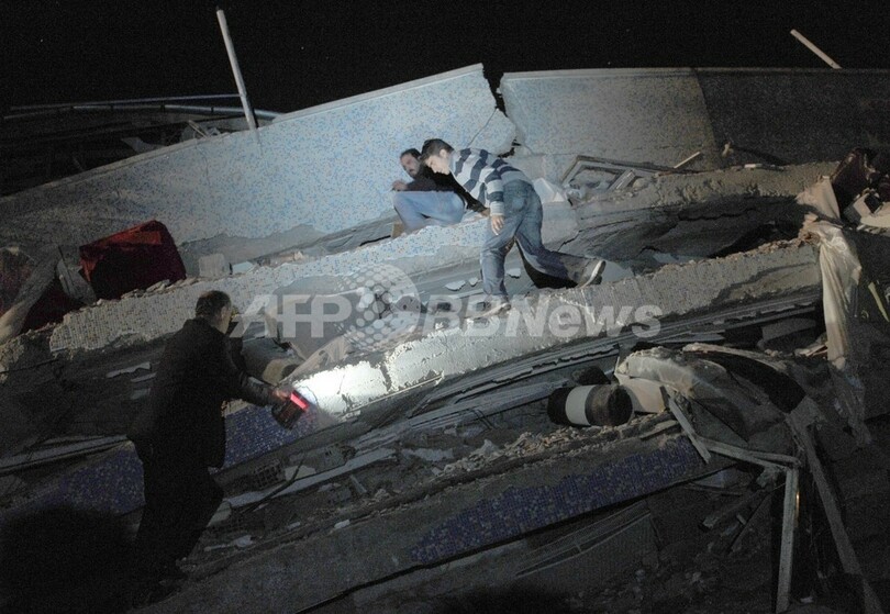トルコ東部でM7.2の地震、死者200人超