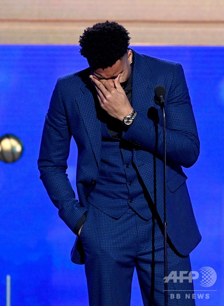 バックスのアデトクンポがMVP選出に涙、NBAシーズン表彰式