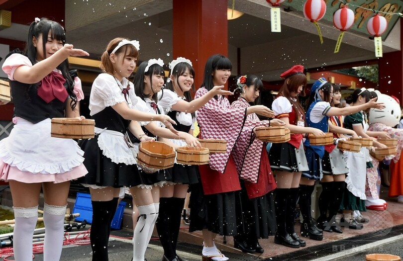 日本を涼しく！ 秋葉原のメイドさんらが打ち水