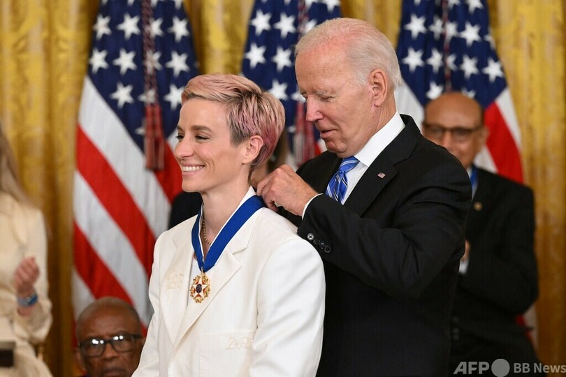 サッカー米代表ラピノー、ロで拘束バスケ選手に無言のサポート