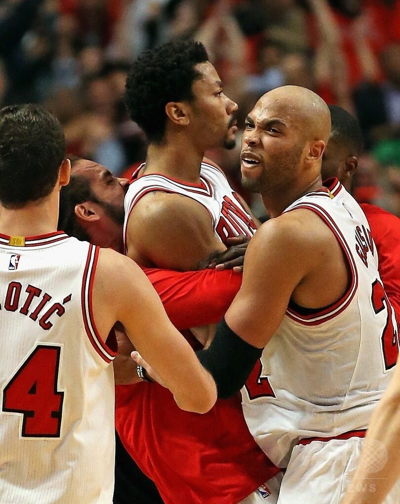 ローズが劇的ブザービーター！ブルズが2勝目を挙げる