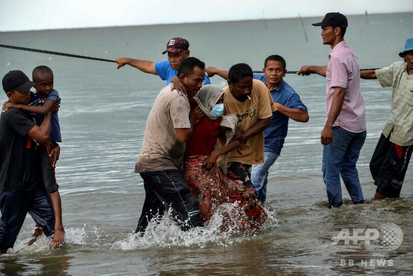 ロヒンギャ100人近く、インドネシア沖で救出
