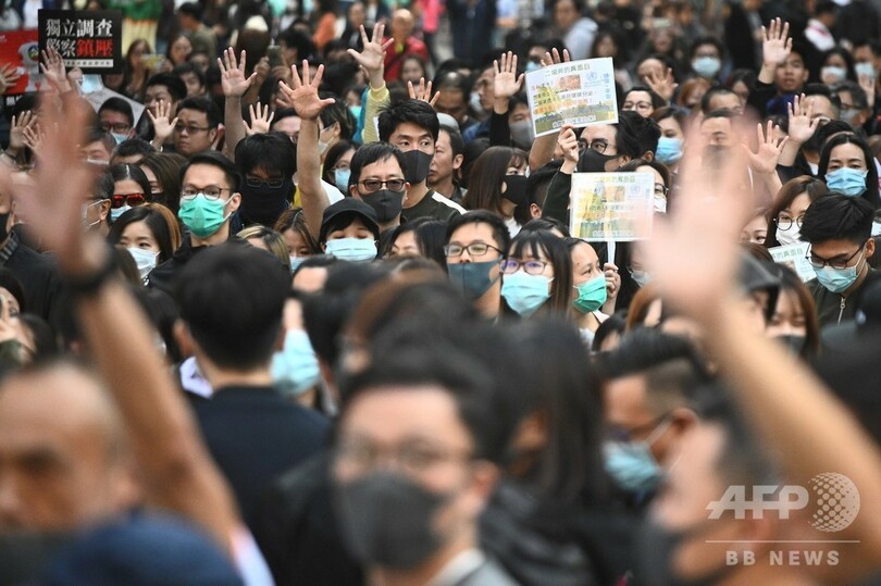 香港警察、大学包囲を終了 市内ではフラッシュモブの抗議