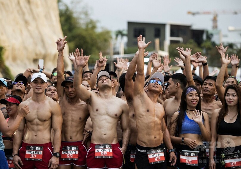 フィリピンで「下着ラン」、チュチュ姿のランナーも