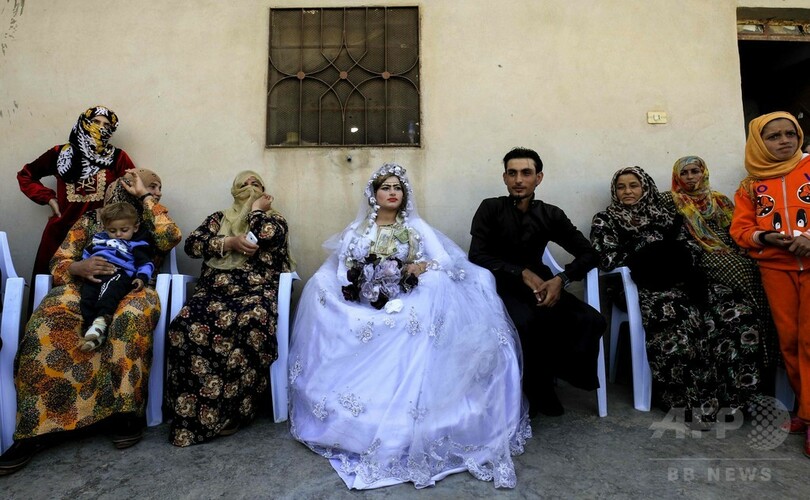 ラッカで解放後初の結婚式、喜びあふれる シリア