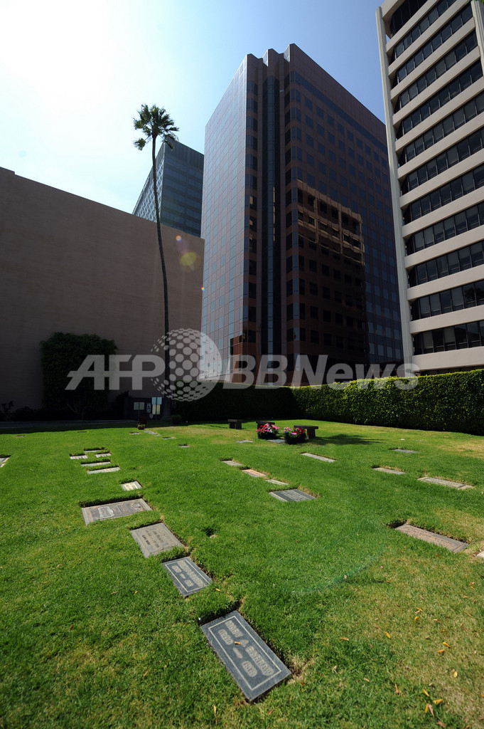 マリリン・モンローの納骨室の真上、4億3000万円で落札