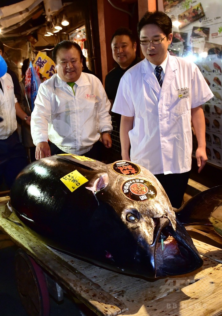 築地市場で最後の初競り、200kgクロマグロに1400万円