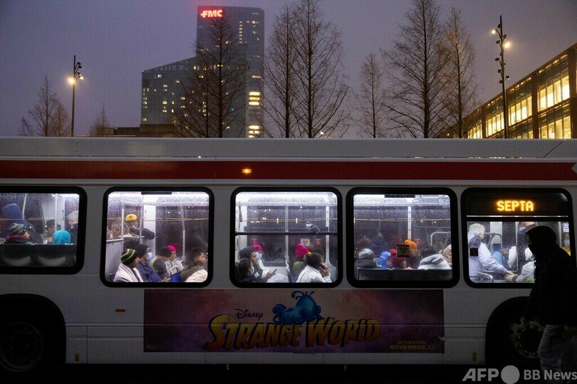 米テキサス州、移民90人をフィラデルフィアに移送