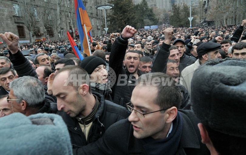 アルメニアで野党支持者1万人がデモ、3年前の死者追悼し