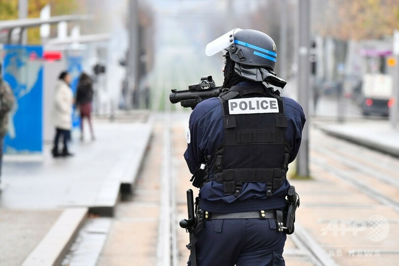 仏抗議デモ全土拡大、マクロン政権最大の危機に