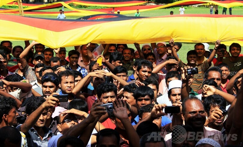 全長3.5キロの独国旗で応援、バングラデシュ人男性 W杯