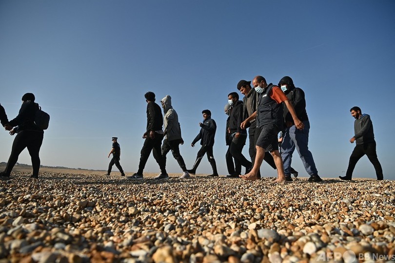 イギリス海峡横断の移民、救難艇で英国へ