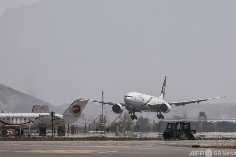 カブール空港に国際旅客便が着陸 タリバン権力掌握後初