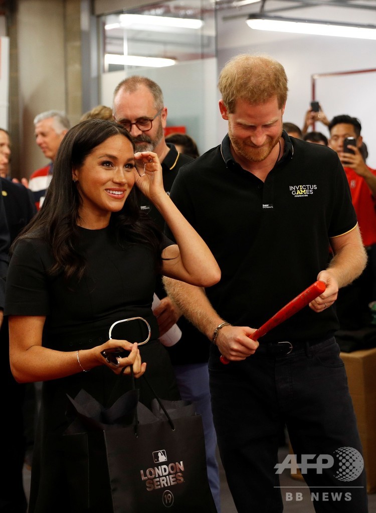 ヘンリー英王子夫妻がヤンキース戦観戦、ベビー用ユニホームのプレゼントも